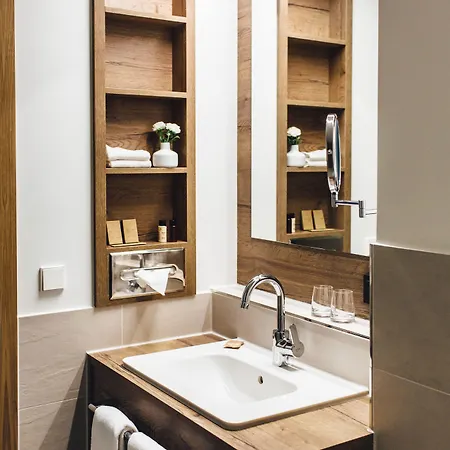 Edita Hotel 4*